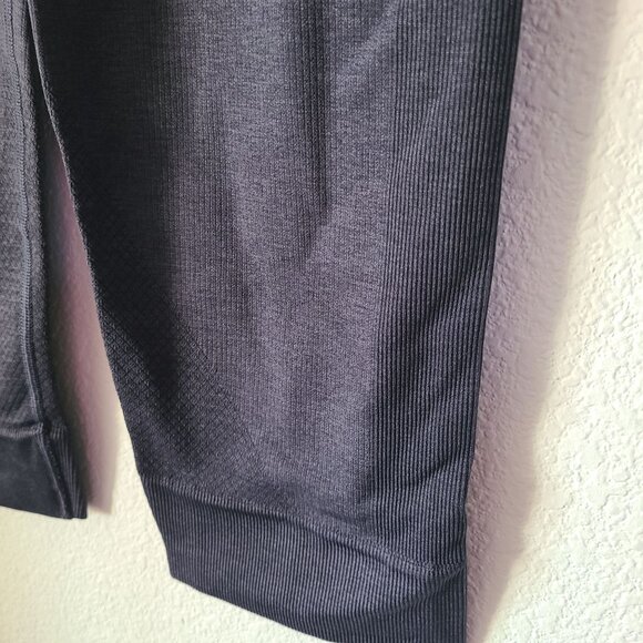 Lululemon US Size 8 Seamlessly Street Crop Leggings Sweat-Wicking Breathable - Picture 3 of 10